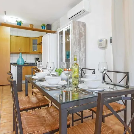 Playa Blanca Sleeps 3 Air Con Wifi Willa